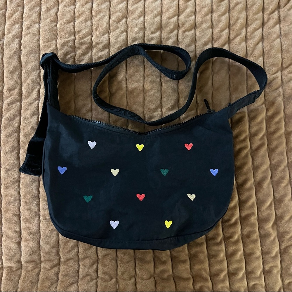 BAGGU Small Crescent Embroidered Hearts